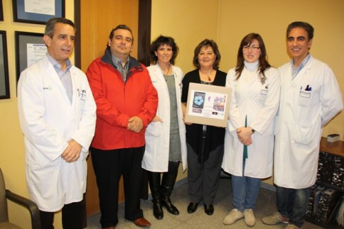 Foto familia entrega donación asociación enfermedades raras